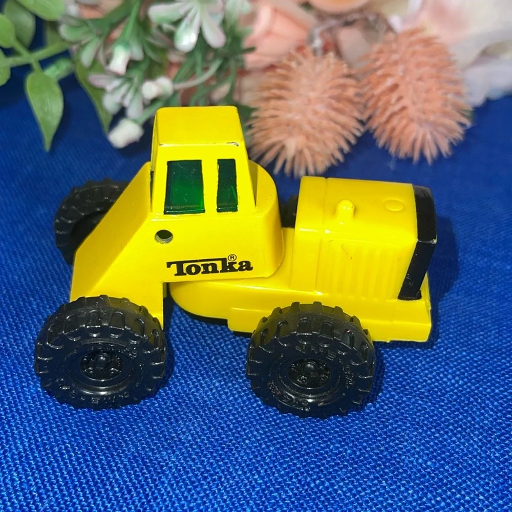 1992 Tonka Yellow Front End Loader Tractor McDonald’s Happy Meal Toy.